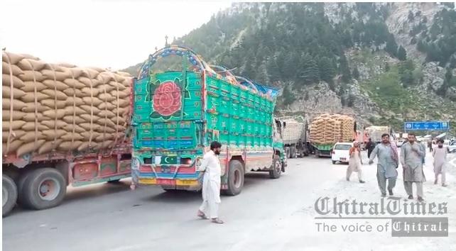 chitraltimes lowari tunnel dir site truck stop to cross tunne