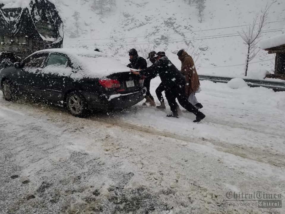 chitraltimes lowari approach road sleepy baradam police help