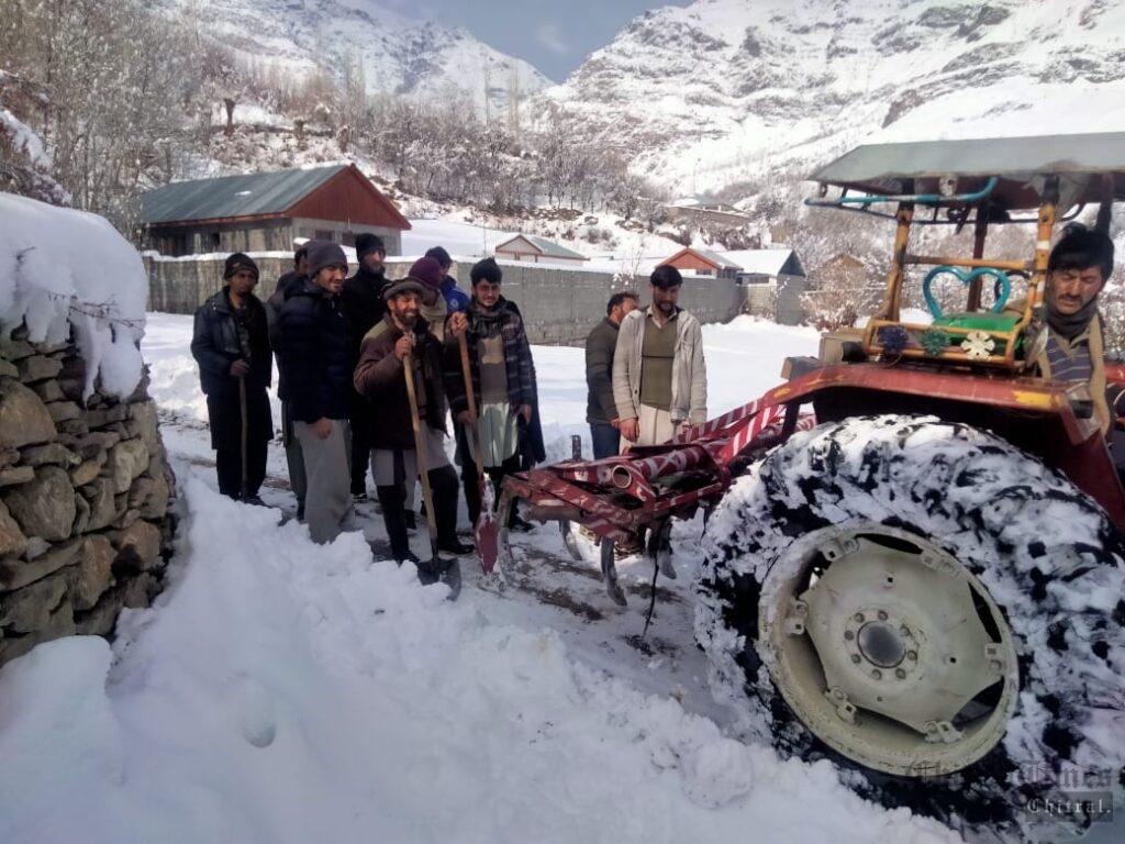 chitraltimes upper chitral CWs road cleared snow 4
