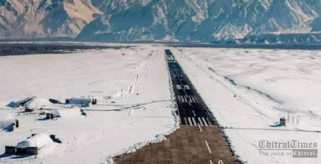 Chitral Times - The voice of Chitral | اسکردو؛ دنیا کی بلند ترین ایئرپورٹ سے برف ہٹاکر پروازوں کیلئے مکمل فعال ہوگیا skardu airport snowfall
