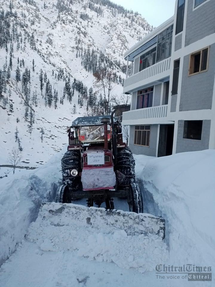 chitraltimes cw machinery busy in clearence the snow from madaklasht road for snow festival