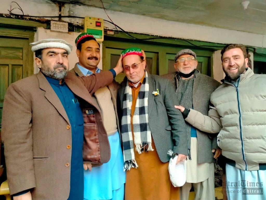 Chitral Times - The voice of Chitral | چترال شہر کے دو مختلف مقامات پردرجنوں افراد خاندان سمیت پی ٹی آئی میں شامل ہوگئے chitraltimes pti joining program chitral town wazirzada
