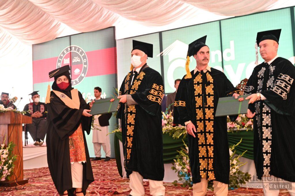 Chitral Times - The voice of Chitral | سوات یونیورسٹی کانوکیشن - تحریر : زار ولی زاہد chitraltimes swat university convocation cm chief guest3