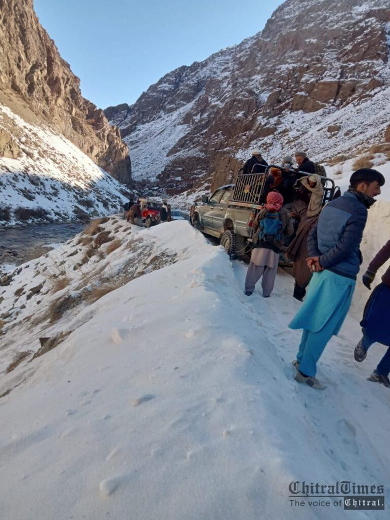 garam chashma road blocked due to snow avalanches 6 1