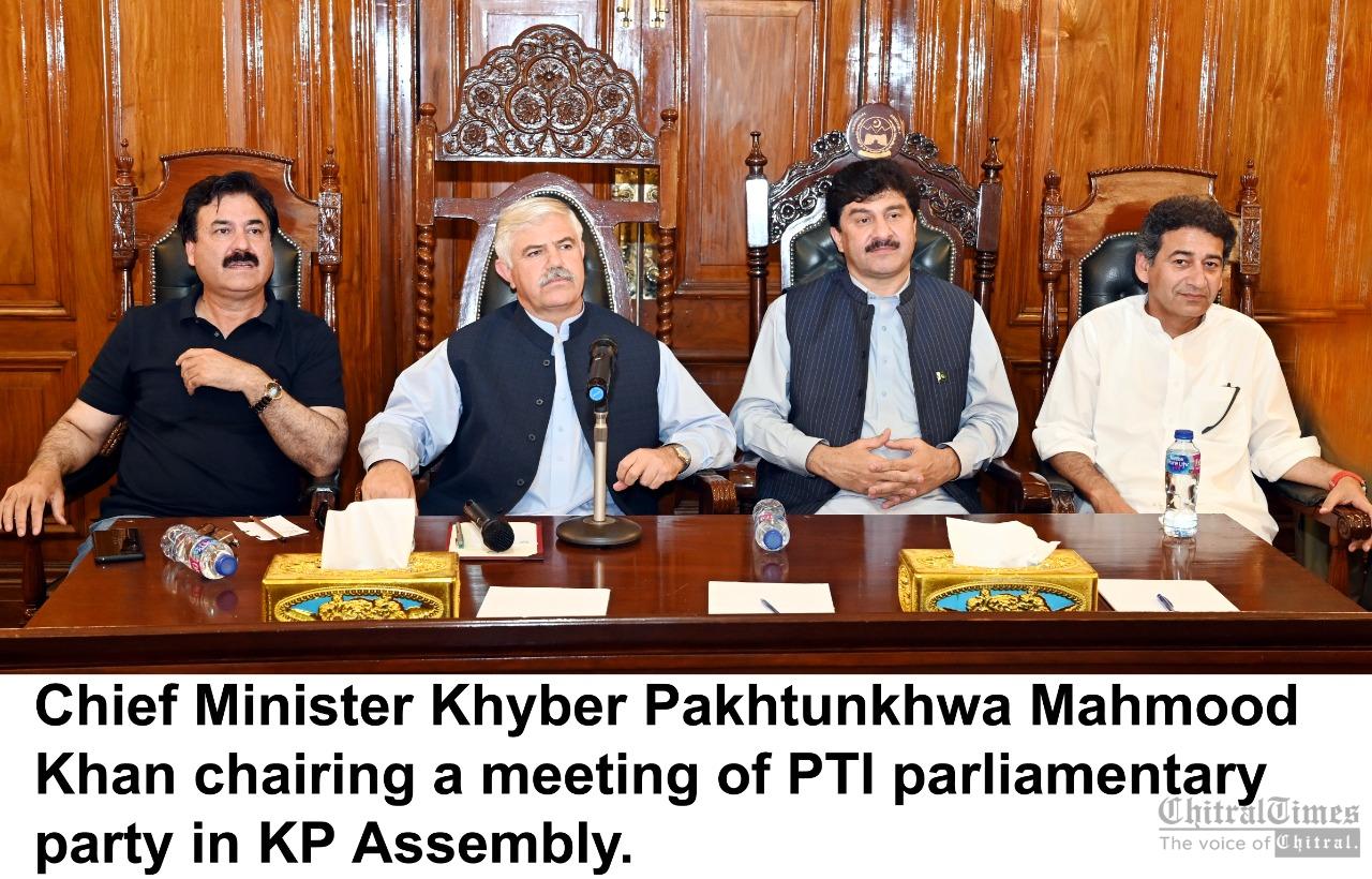 chitraltimes chief minister kpk mahmood khan and other ministers chairing pti parlimamentary meeting