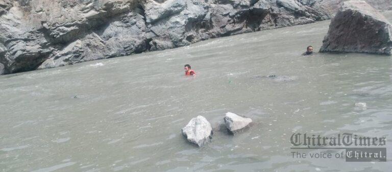 chitraltimes rescue 1122 surge operation on suicide case khudkushi river chitral