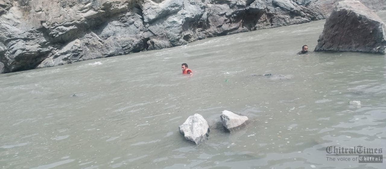 chitraltimes rescue 1122 surge operation on suicide case khudkushi river chitral