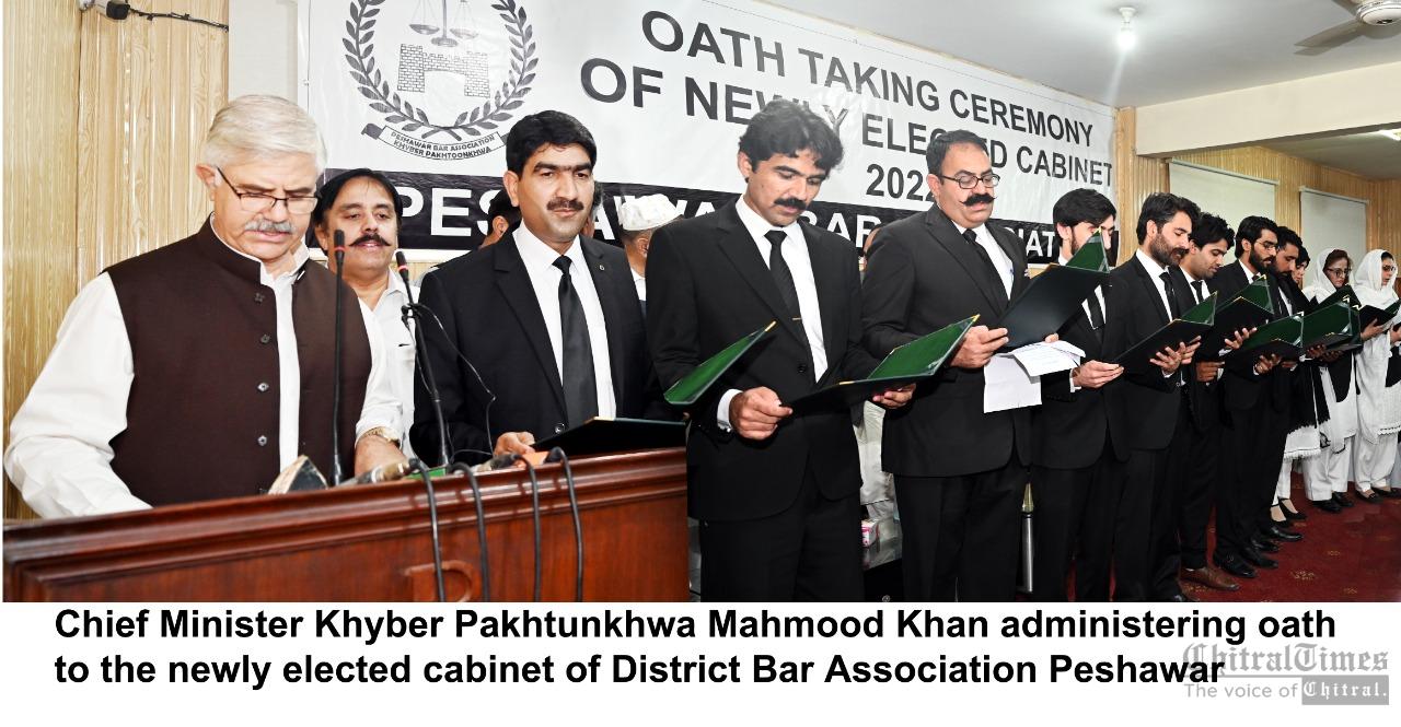 chitraltimes cm kpk admistreing oath from new cabinet of peshawar bar