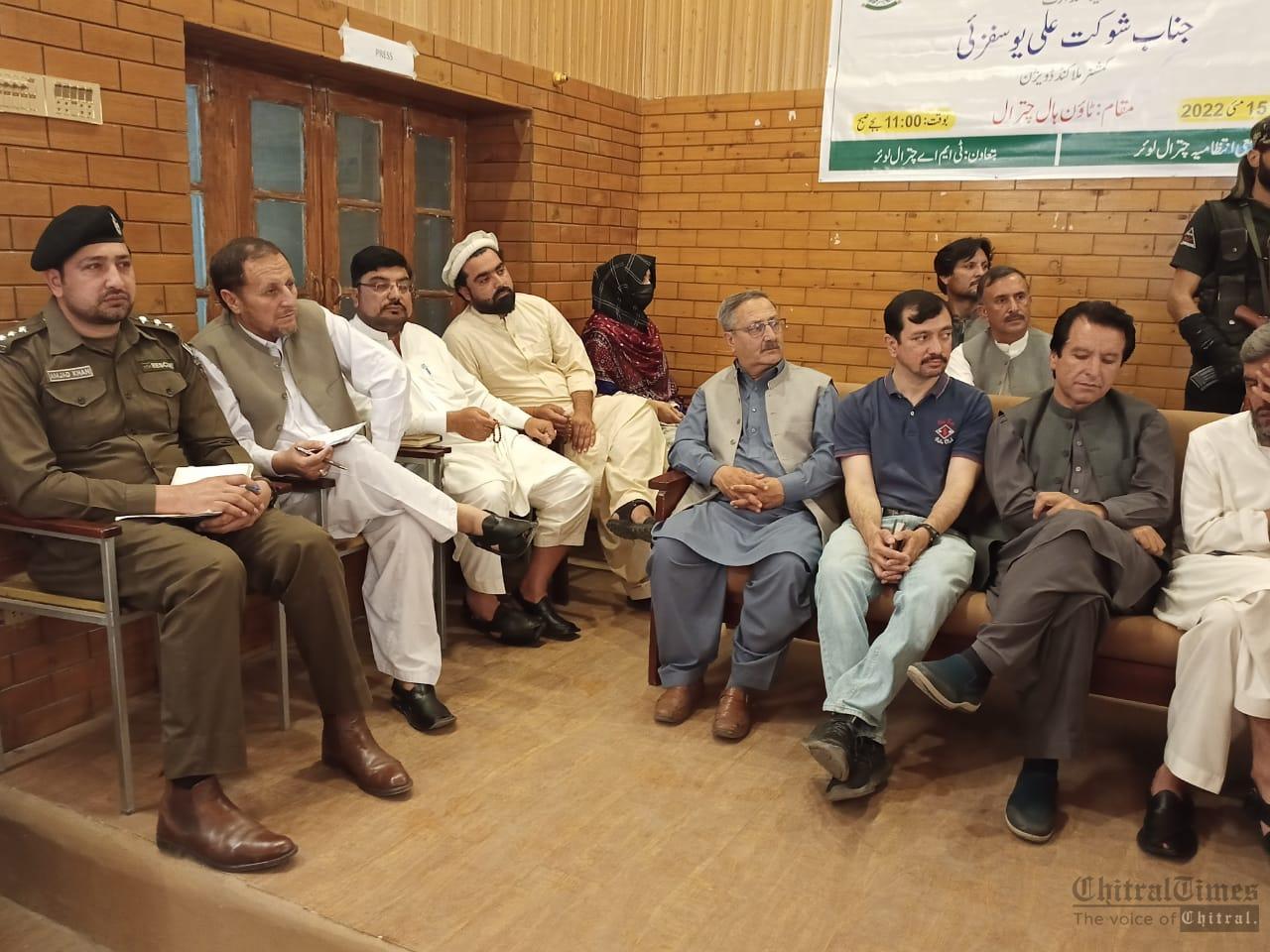 chitraltimes commissioner malakand division shaukat ali yousufzai addressing chitral khule kacheri town hall