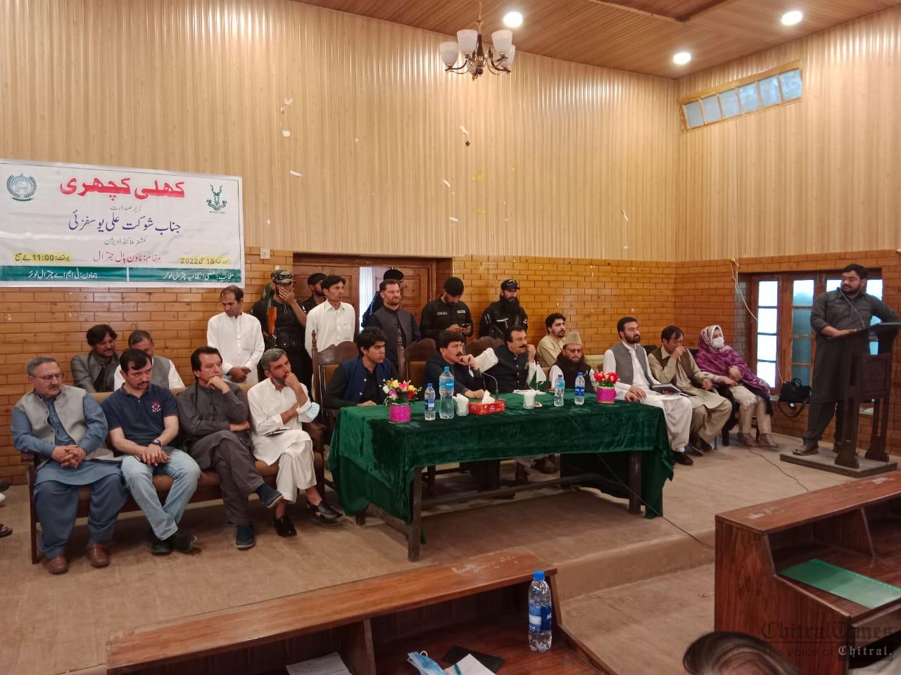 chitraltimes commissioner malakand division shaukat ali yousufzai addressing chitral khule kacheri1