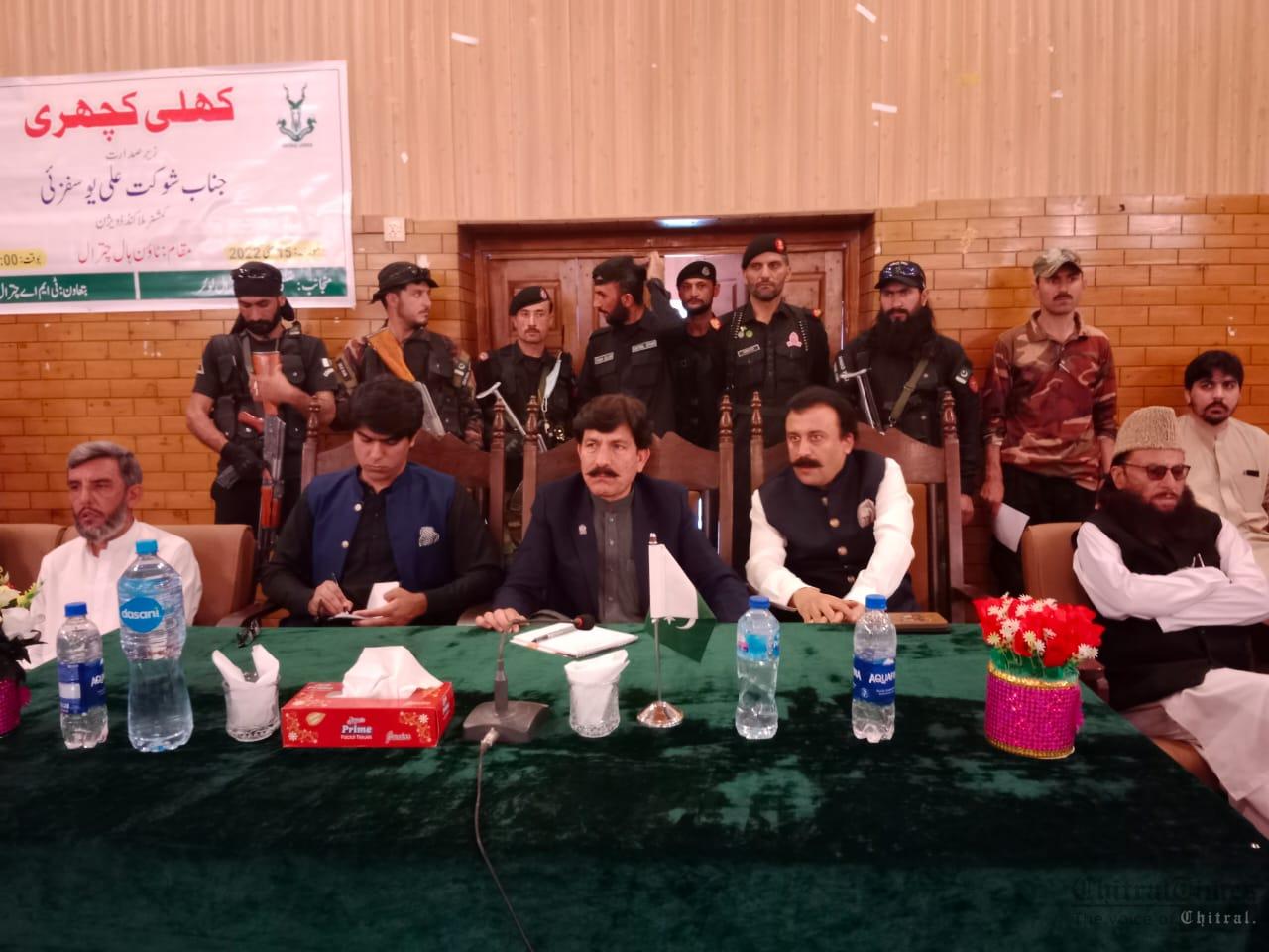 chitraltimes commissioner malakand division shaukat ali yousufzai addressing chitral khule kacheri3