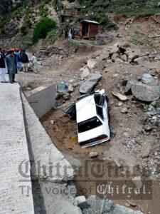 chitraltimes vehicle accident near ashirate