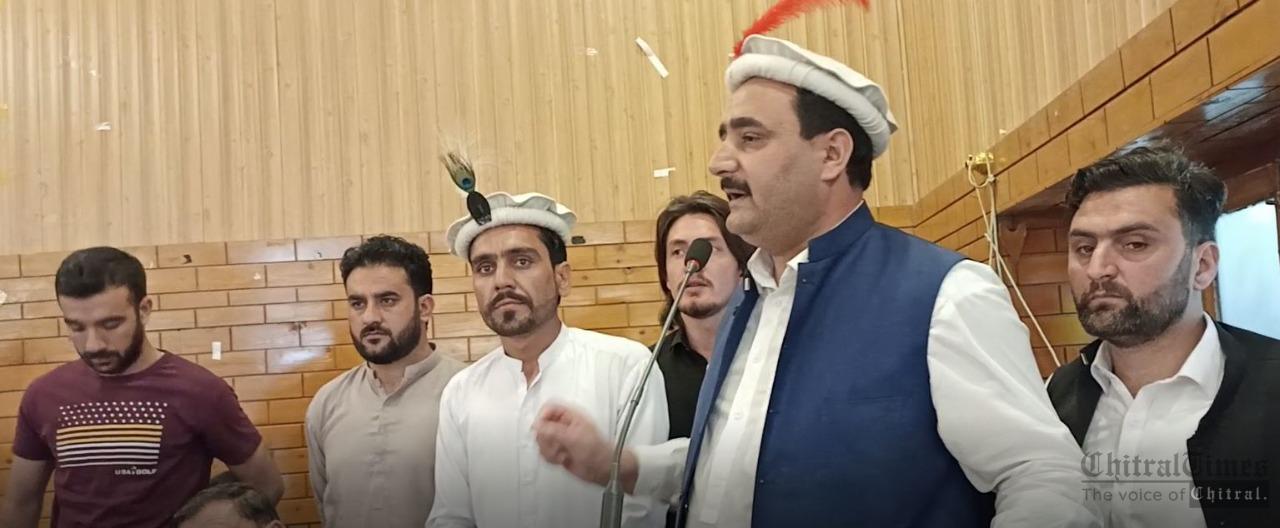 chitraltimes wazirzada addressing chitral town hall