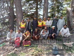 chitraltimes Ursoon drosh forest caught fire rescue team 2