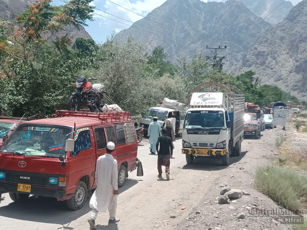 chitraltimes mastuj shandur road blocked by protest against loadsheeding upper chitral 1