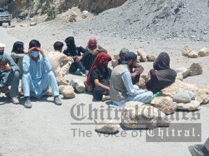 chitraltimes mastuj shandur road blocked by protest against loadsheeding upper chitral 15