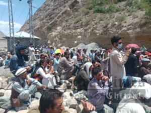 chitraltimes mastuj shandur road blocked by protest against loadsheeding upper chitral 2