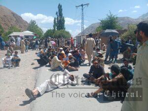 chitraltimes mastuj shandur road blocked by protest against loadsheeding upper chitral 9