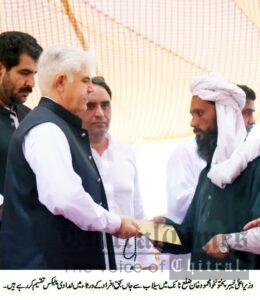 chitraltimes cm kpk mahmood khan distributes relief cheques tank