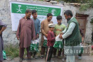 chitraltimes king salma relief distributed kalash valley