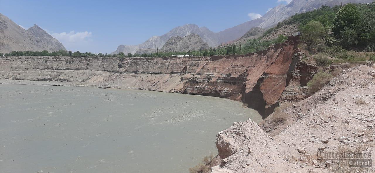 chitraltimes reshun river erusion inhabitants moving to safe places2