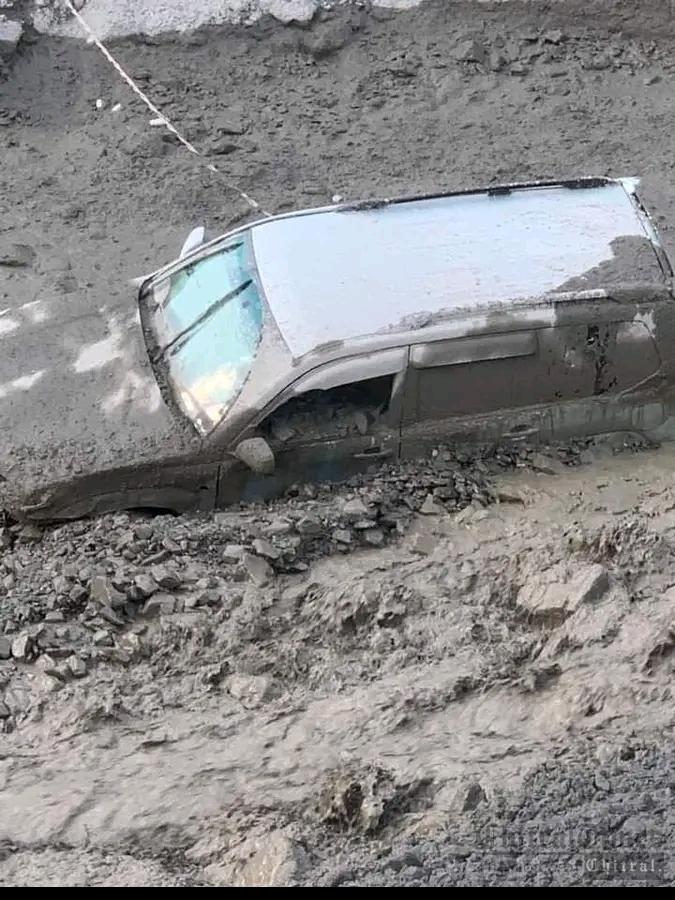 chitraltimes vehicle drown into rive at shanur road