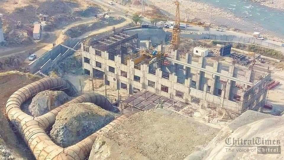 پیڈونے پن بجلی کے7منصوبے مکمل کئے جن سے مجموعی طورپر 161 میگاواٹ بجلی پیداکی جارہی ہے جس سے صوبے کو سالانہ4ارب روپے سے زائد کی آمدن ہورہی ہے، جبکہ 69میگاواٹ لاوی چترال سمیت 12 منصوبوں پر کام جاری ہے۔ زبیرخان