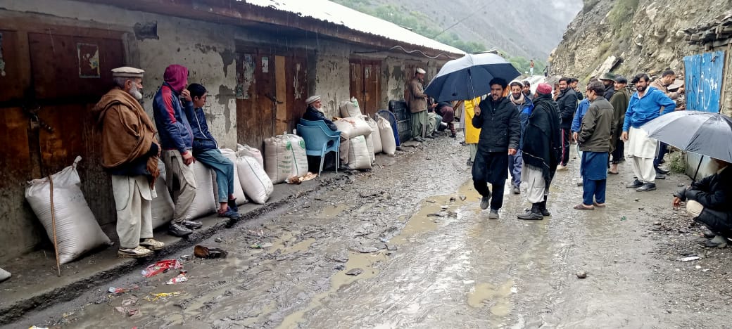 chitraltimes Qari faizullah chitrali visit flood hit area of mastuj districbutes relief1