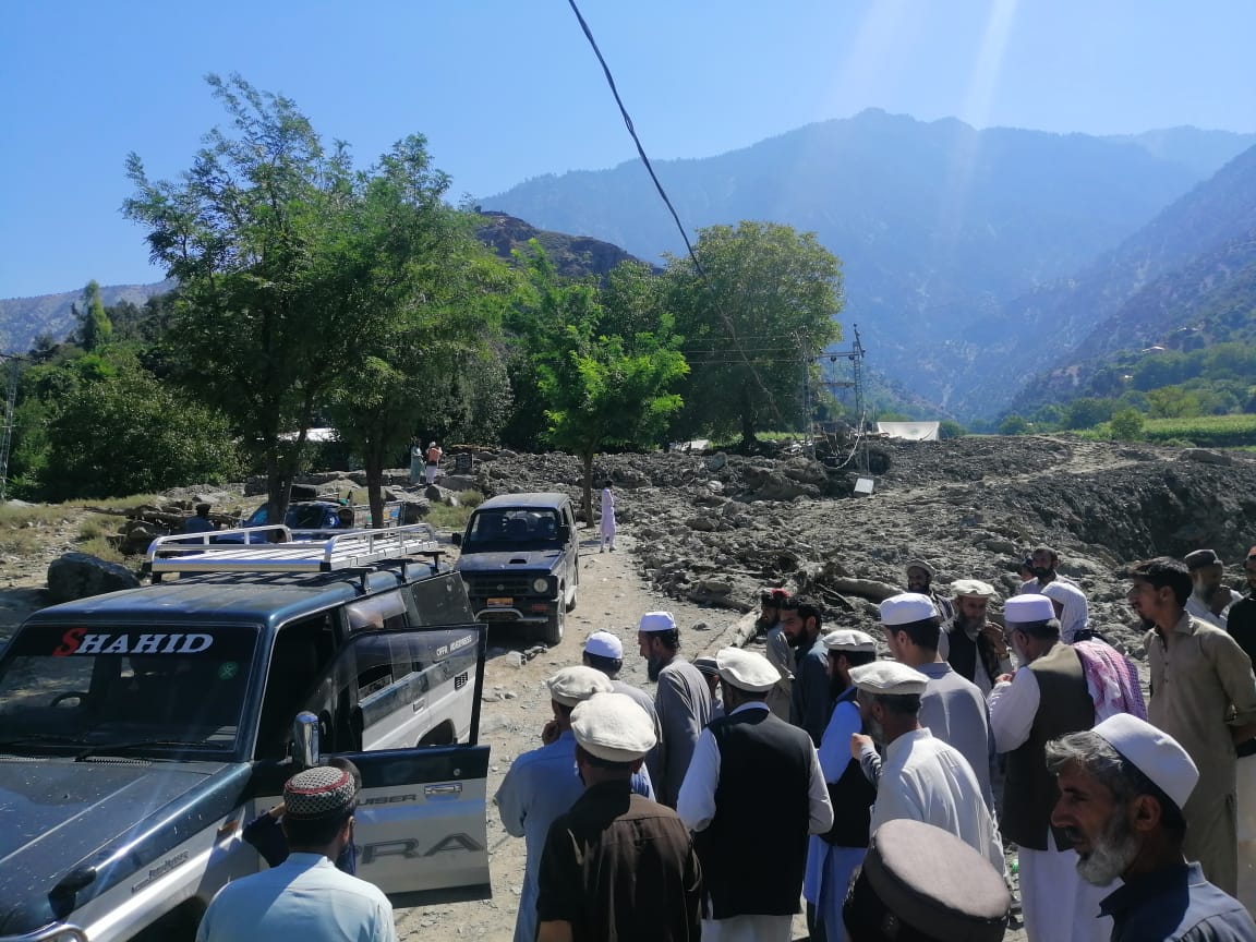 chitraltimes faizullah chitrali relief distribution in flood hit area of chitral1