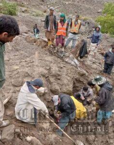 chitraltimes local volunteers busy in rescue operation in Sholkuch yarkhoon valley