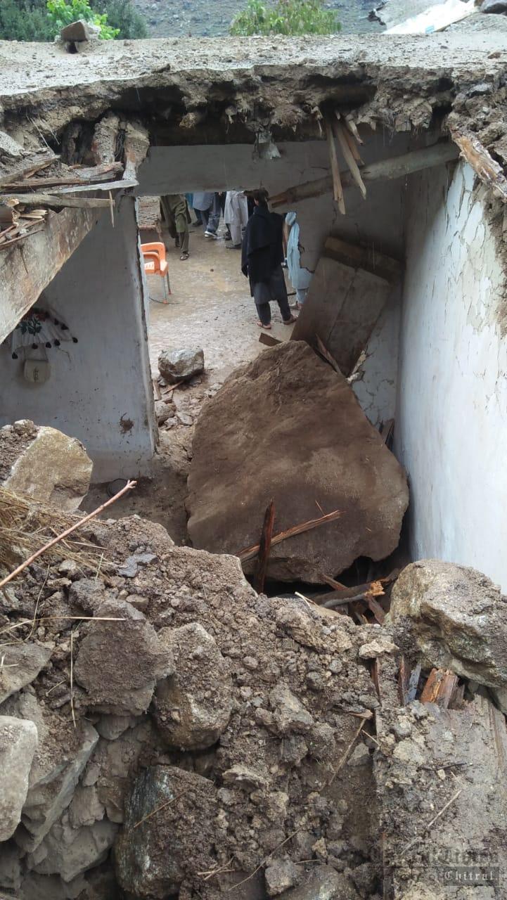 chitraltimes roof collapsed in akroy arandu two dies