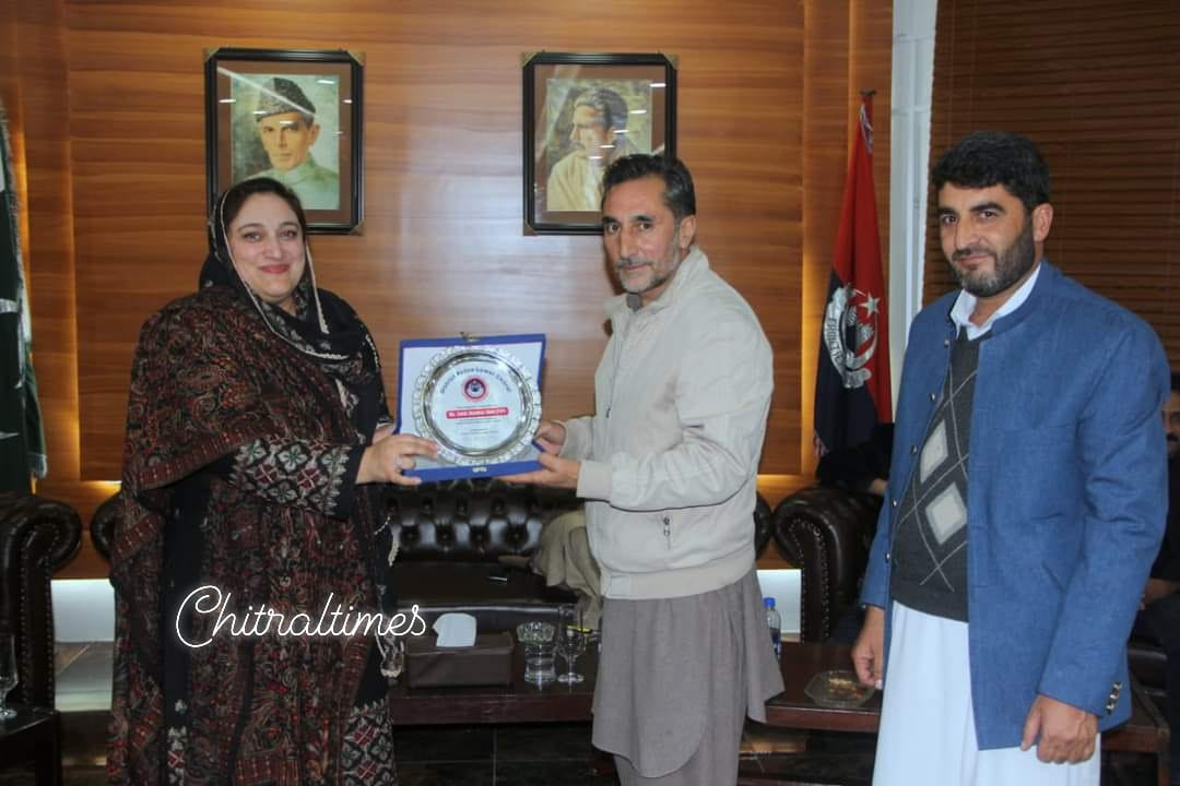 chitraltimes dpo chitral sonia shamroz farewell party sp khalid