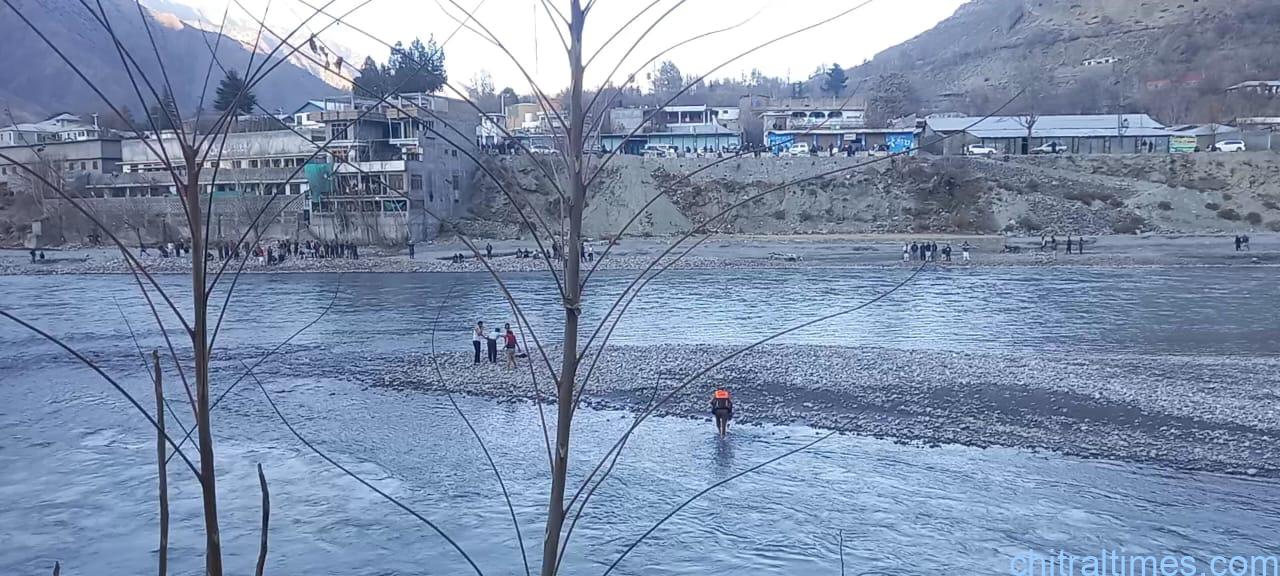 chitraltimes Rescue 1122 chitral rescued a man from river chitral danin1