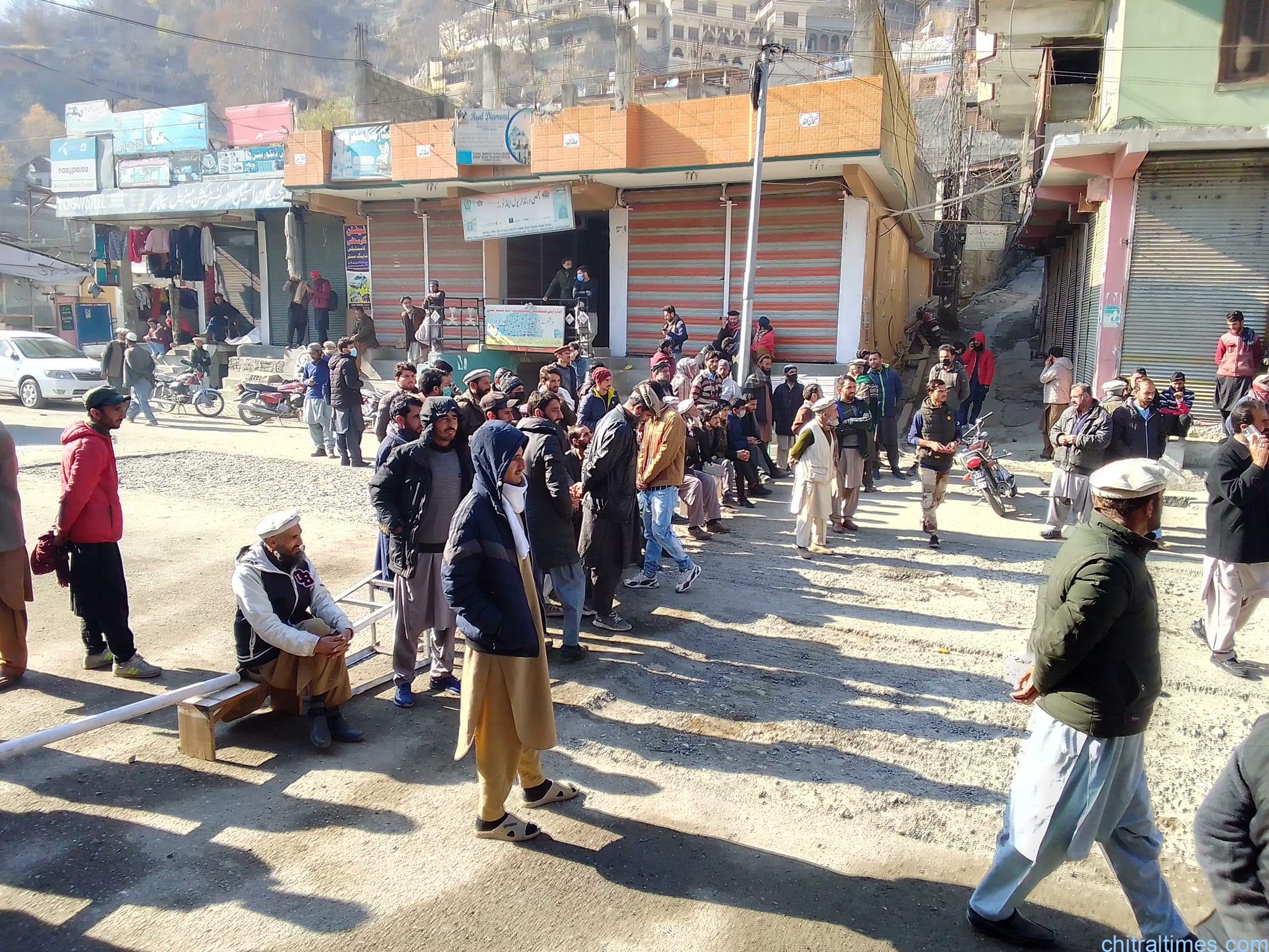 chitraltimes chitral bazar protest against sub standard asfalt 1