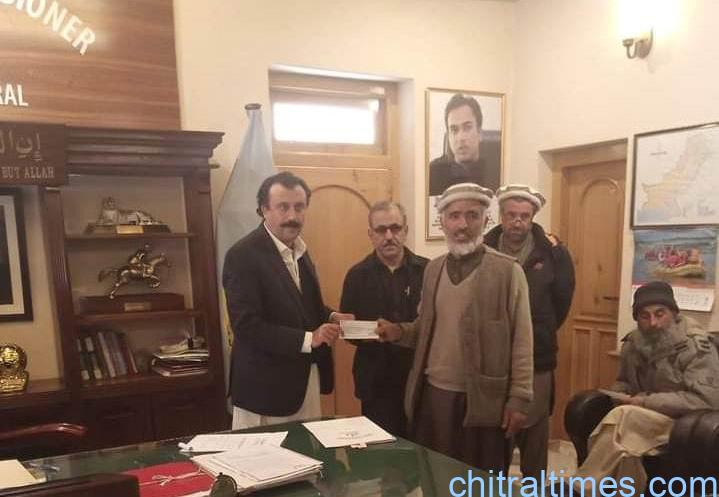 chitraltimes dc lower chitral anwarulhaq distributes cheques university compansation 2