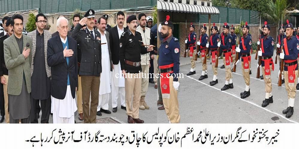 نگران وزیراعلیٰ خیبرپختونخوا محمد اعظم خان نے وزارت اعلیٰ کا منصب سنبھال لیا۔ پولیس کے چاق و چوبند دستے کی جانب سے انھیں گارڈ آف آنر پیش کیا گیا