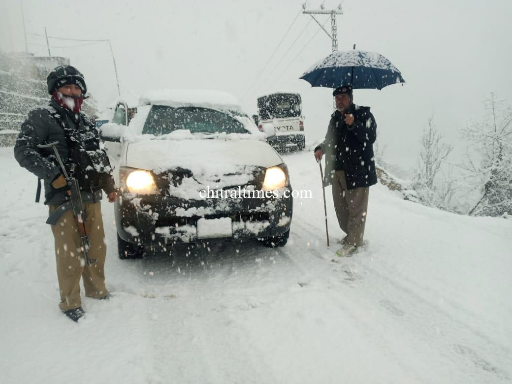 چترال میں برفباری کا شدید سلسلہ جاری، چترال شہر میں تین انچ جبکہ بالایی علاقوں میں ایک فٹ تک برفباری ، لواری ٹنل ایمرجنسی ٹریفک کیلیے کھول دیا گیا