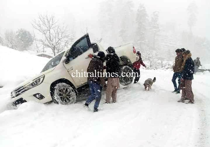chitraltimes chitral snow fall and police rescue 2