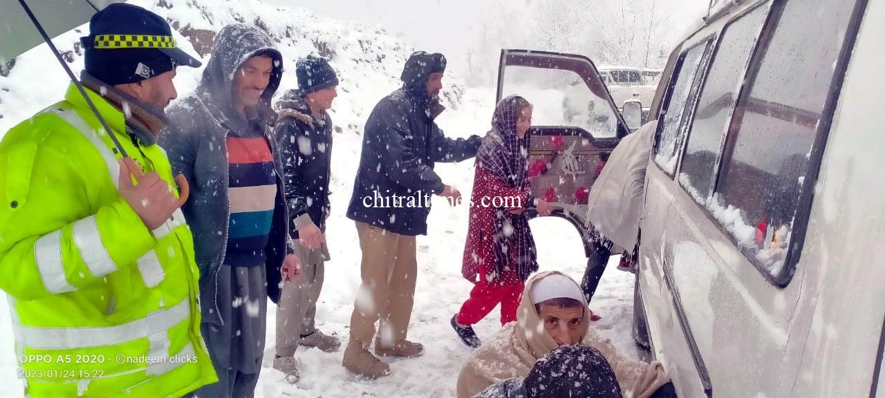 chitraltimes chitral snow fall and police rescue 4