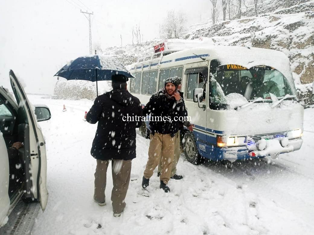 chitraltimes chitral snow fall and police rescue 9