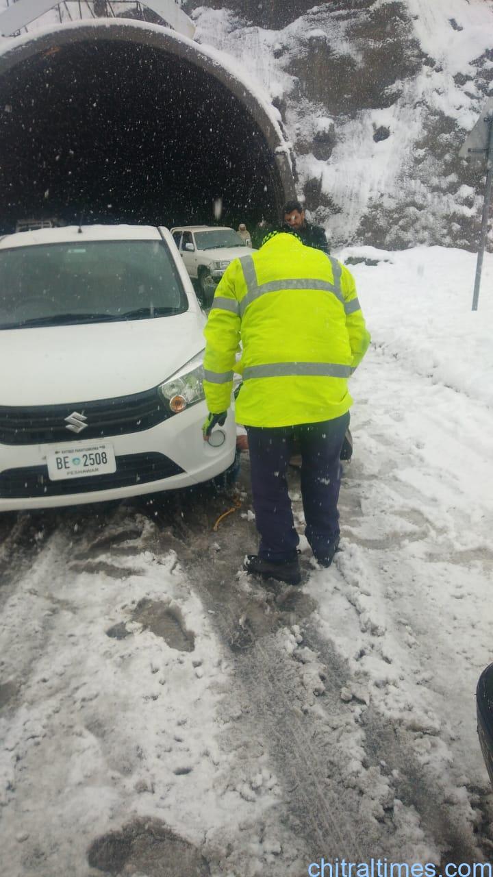 chitraltimes chitral snowfall lowari police 2