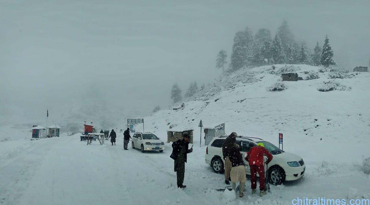 chitraltimes chitral snowfall lowari police 6
