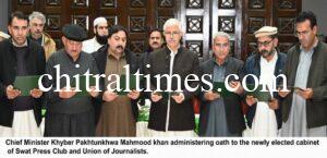chitraltimes cm kp mahmood administering oath from Swat press club cabinet