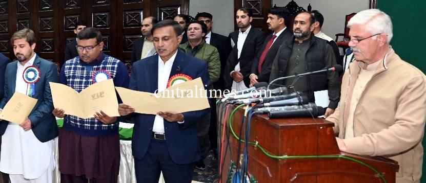 chitraltimes cm mahmood administering oath to new cabinet peshawar press club2
