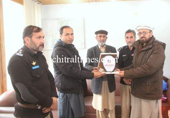 chitraltimes dsp sher wazir retired farewell party 1
