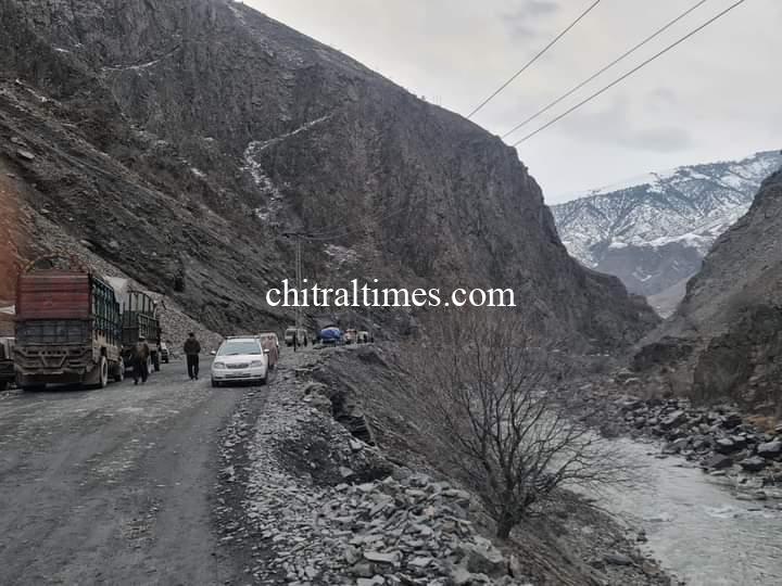 chitraltimes chitral booni road blocked due to sliding5