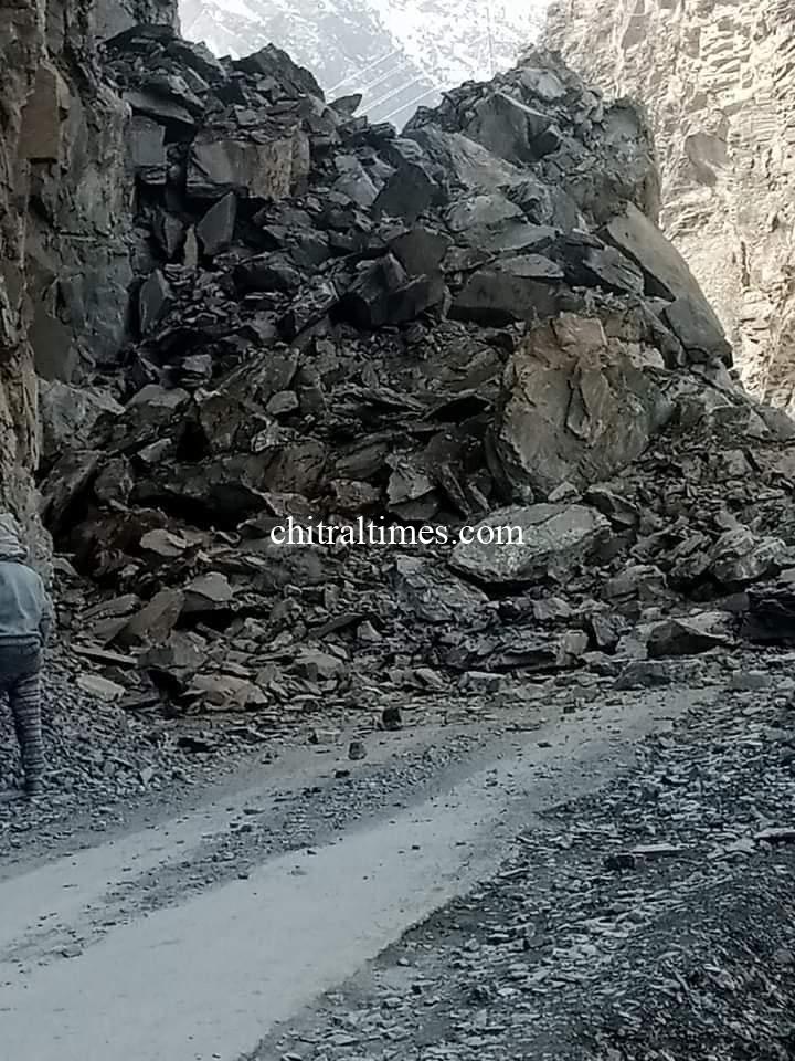 chitraltimes chitral booni road blocked due to sliding8