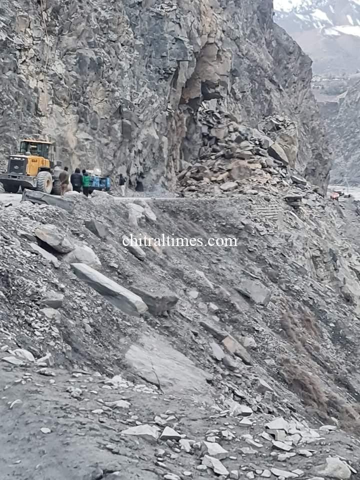 chitraltimes chitral booni road blocked due to sliding9