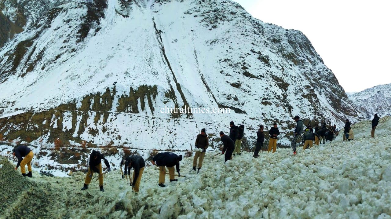 chitraltimes chitral police lower clear the snow covered arkari road