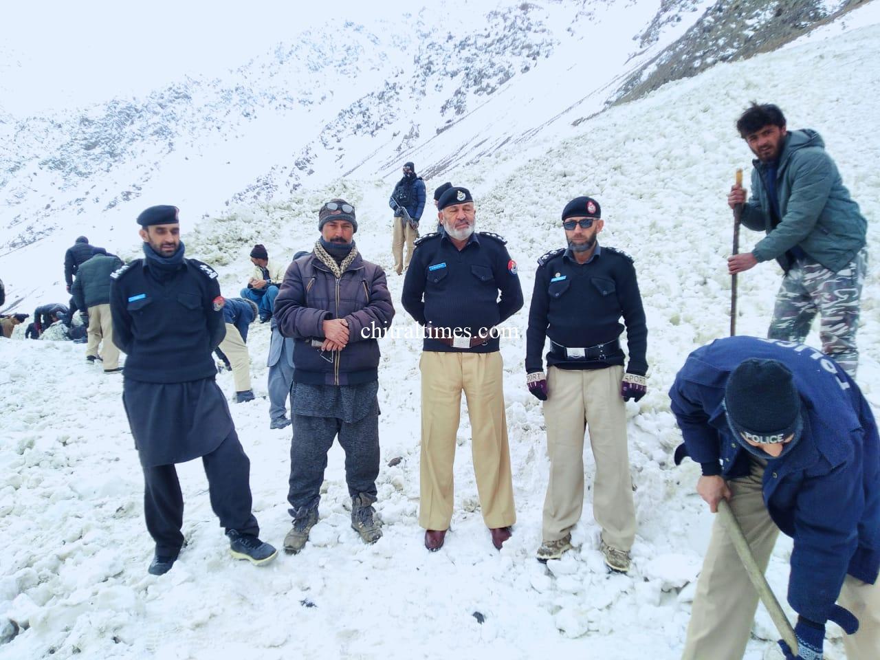 chitraltimes chitral police lower clear the snow covered arkari road2